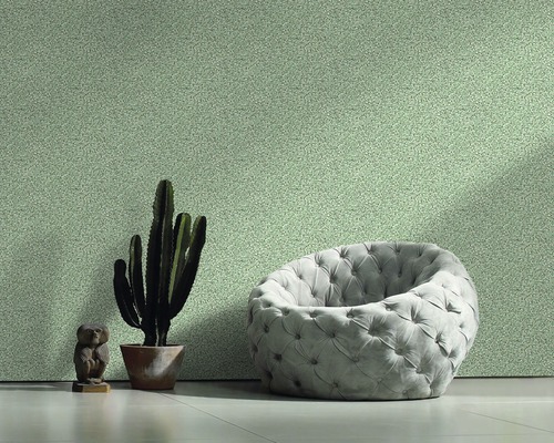 Scène d''intérieur avec papier peint à motifs, fauteuil, cactus et figurine décorative
