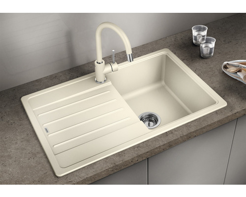 Beige Küchenspüle mit Abtropffläche und Armatur