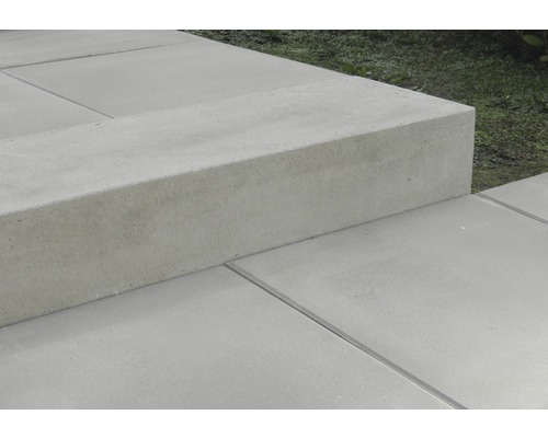 Gros plan de pavés en béton et de bordures de trottoir pour l''extérieur.