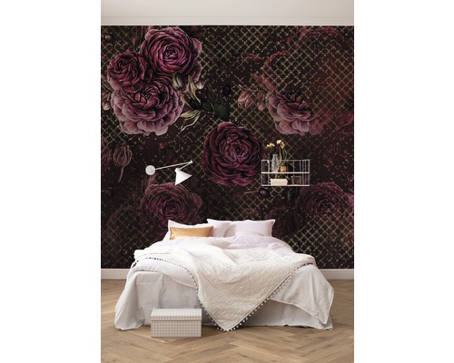 Schlafzimmer mit Doppelbett vor einer Fototapete mit floralem Rosenmuster