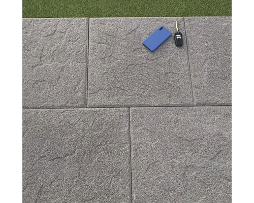 Graue Terrassenplatten aus Stein mit unregelmäßiger Oberfläche