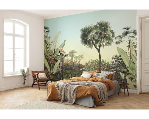 Chambre avec papier peint photo à motifs de jungle, lit et chaise en bois