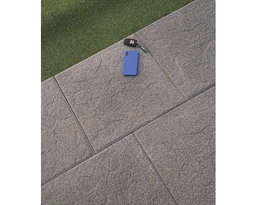 Graue Terrassenplatten mit einem Handy und einem Schlüssel