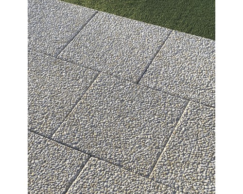 Dalles de trottoir en béton apparent présentées