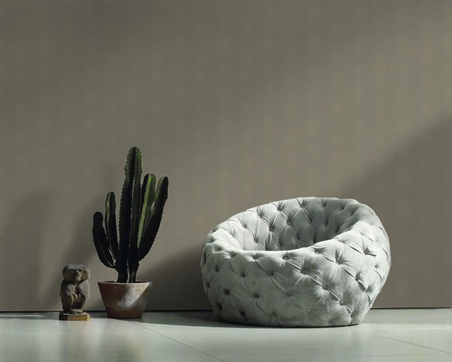 Intérieur décoratif avec fauteuil, cactus et sculpture