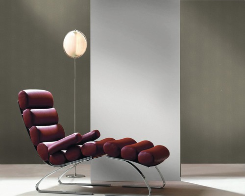 Chaise longue avec coussins à rouleaux sur cadre métallique chromé et lampadaire