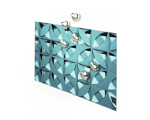Magnettafel mit geometrischem Muster und Herzmagneten