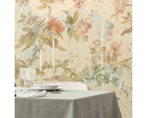 Table à manger dressée devant un papier peint à motifs floraux avec des feuilles.