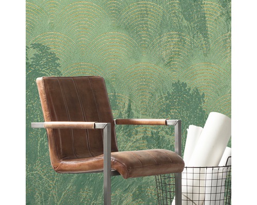 Vue d''une pièce avec papier peint vert, fauteuil marron et corbeille à papier