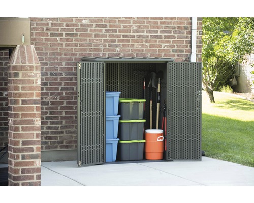 Gartenschrank mit geöffneten Türen vor einer Backsteinmauer, gefüllt mit Aufbewahrungsboxen und Gartengeräten.