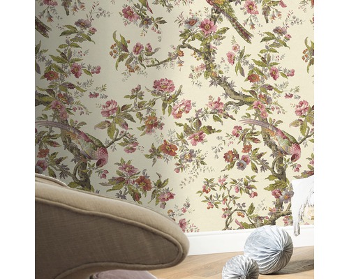 Tapete mit floralem Muster und Vogelmotiven für eine dekorative Wandgestaltung.