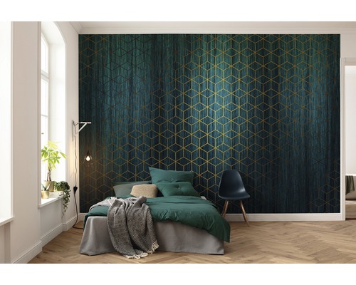 Chambre à coucher avec papier peint à motifs sombres et lit