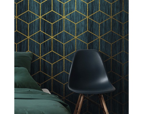 Scène d''une chambre avec un lit, une chaise et du papier peint avec un motif géométrique de cubes