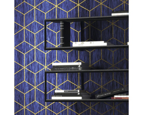 Étagère avec des livres devant un mur avec du papier peint géométrique