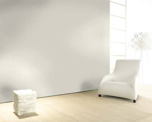 Heller Raum mit Sessel und Lampen für ein modernes Wohnambiente