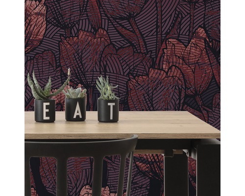 Szene mit gemusterten Tapeten und Sukkulenten auf einem Tisch