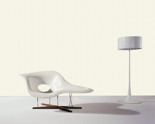 Innenaufnahme mit Lounge-Sessel aus Kunststoff und Stehlampe