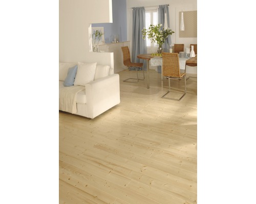 Salon lumineux avec parquet, canapé et coin repas