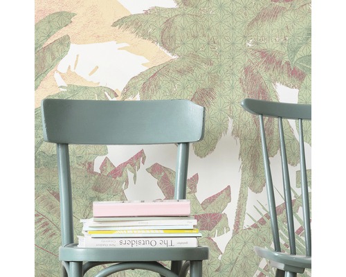 Mur décoratif avec motif de palmier et deux chaises