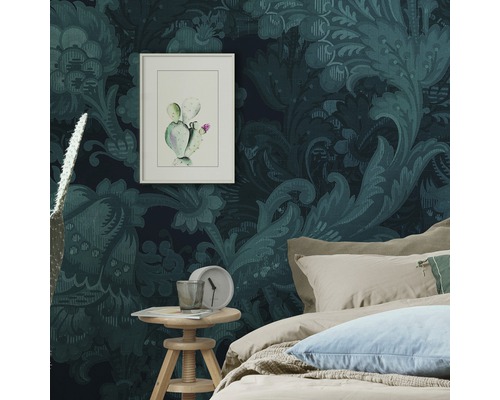 Dekoratives Schlafzimmer mit gemusterter Tapete, Bett und Beistelltisch