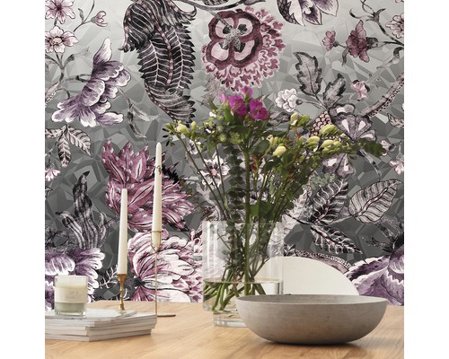 Intérieur décoratif avec papier peint à fleurs, bouquet et bougies