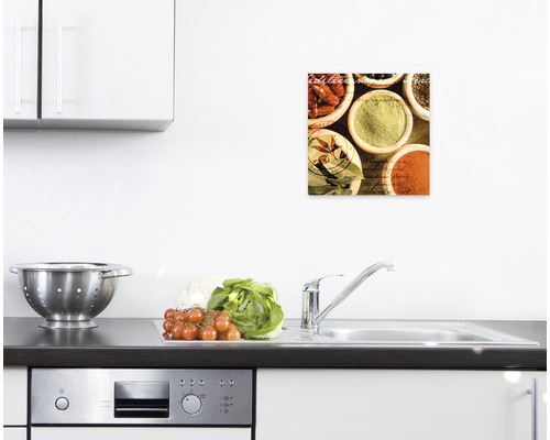 Küchenszene mit Spüle, Gemüse und Wandbild mit Gewürzen