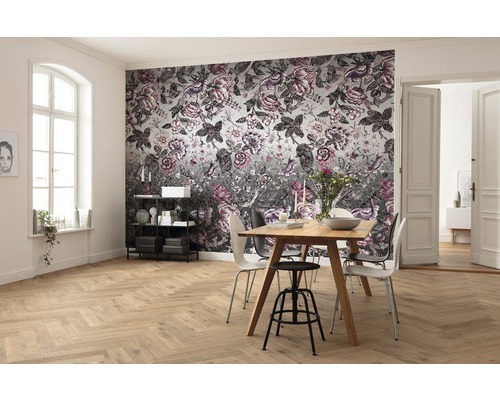 Pièce lumineuse avec table à manger et papier peint floral