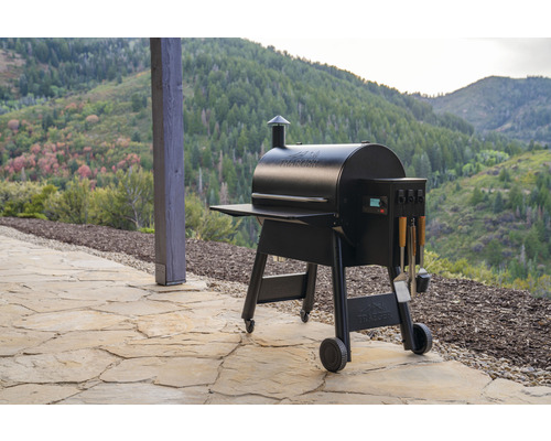 Traeger Grill mit Zubehör auf einer Terrasse mit Blick auf die Berge
