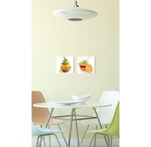 Esszimmer mit Esstisch, Stühlen und Wandbildern mit Fruchtmotiven