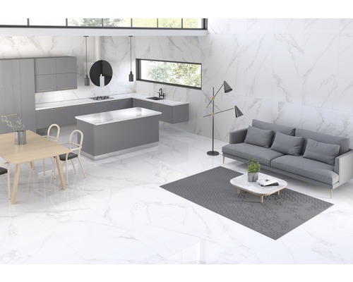 Heller Wohnraum mit Küche, Essbereich und Wohnbereich mit weißen Marmorfliesen