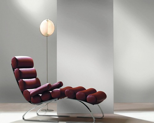 Chaise longue avec coussins et lampadaire