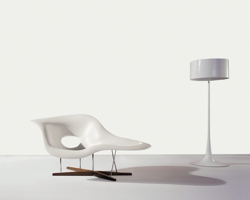 Fauteuil avec trou et lampadaire