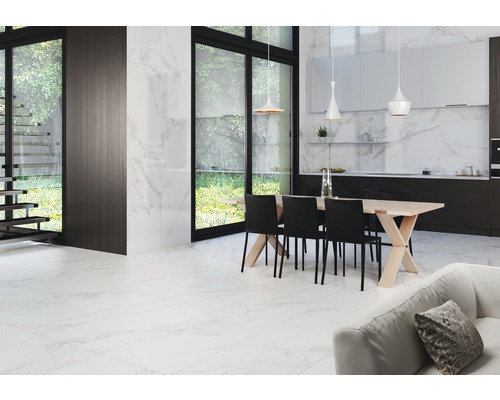 Salon lumineux avec carrelage en marbre, table à manger et chaises