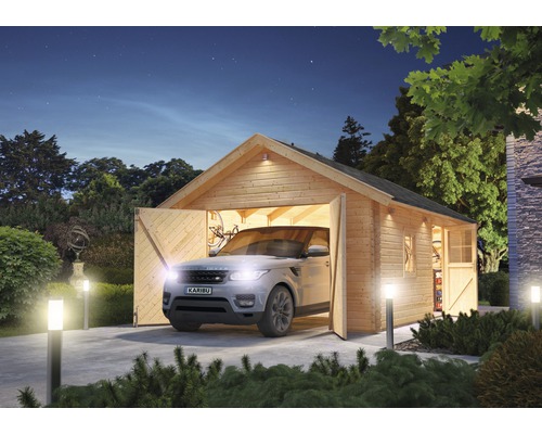 Garage en bois avec porte ouverte et voiture dans l''allée