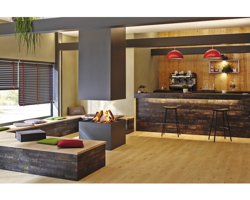 Intérieur confortable avec cheminée, bar et sièges