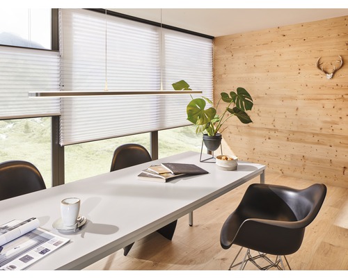 Intérieur avec table, chaises, suspension, fenêtres plissées et lambris