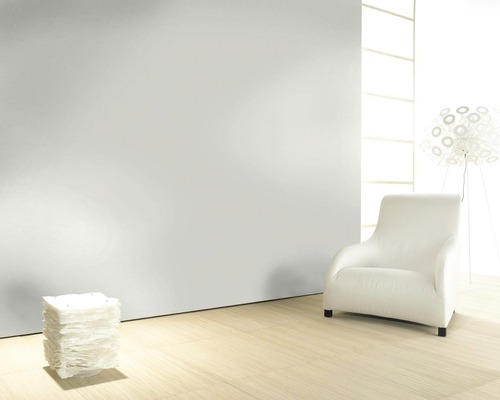 Helles Zimmer mit Sessel, Stehleuchte und Beistelltisch