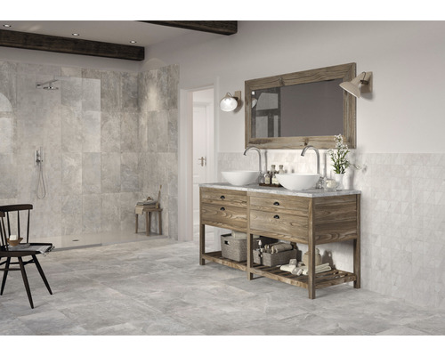 Salle de bains avec douche, lavabo et carrelage gris