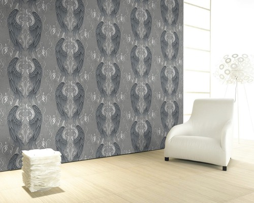 Intérieur avec papier peint gris à motifs d''ailes, fauteuil et décoration