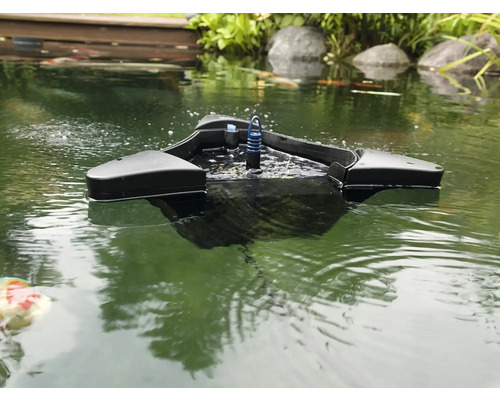 Skimmer de bassin de baignade en utilisation dans un bassin de jardin.