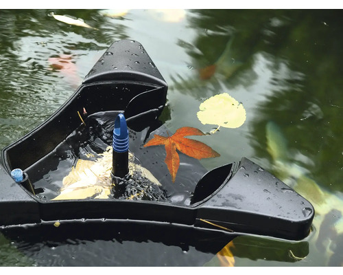 Écumeur de surface flottant en action pour nettoyer un bassin de jardin