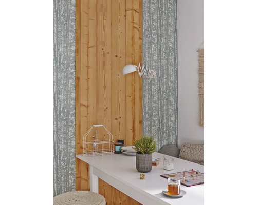 Salle à manger avec mur en bois, papier peint à motif de forêt et table blanche