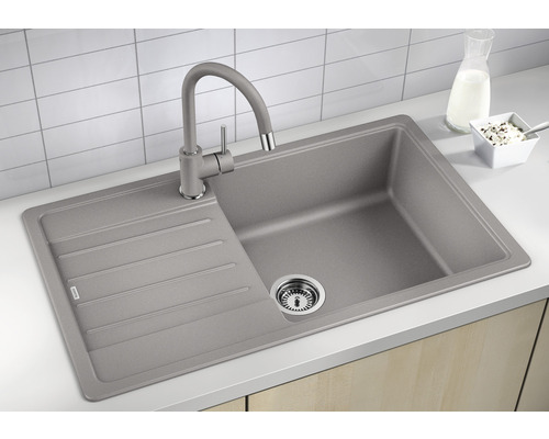 Spüle aus Verbundwerkstoff mit Abtropffläche und Wasserhahn