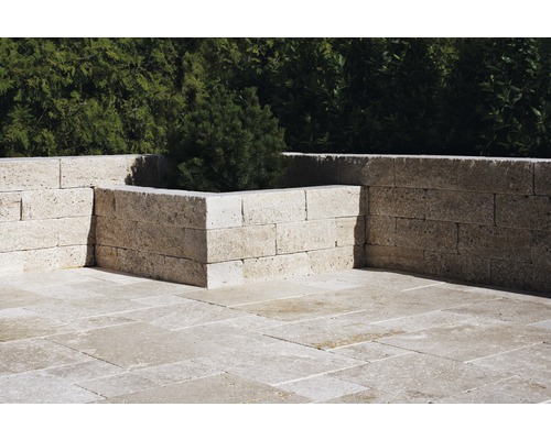 Extérieur avec mur en pierre et dalles de sol en pierre