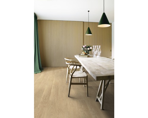 Esszimmer mit Holzboden, Esstisch, Stühlen und Pendelleuchten