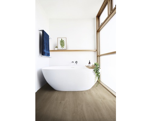 Salle de bains lumineuse avec baignoire îlot, étagère en bois et parquet