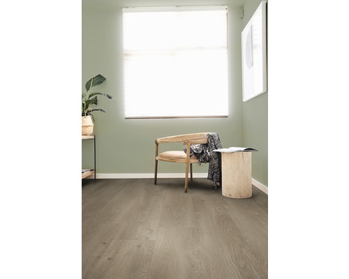 Pièce lumineuse avec plancher en bois, chaise et fenêtre