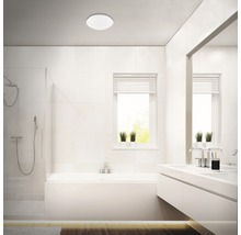 Helles Badezimmer mit Badewanne, Dusche, Waschbecken und Deckenleuchte