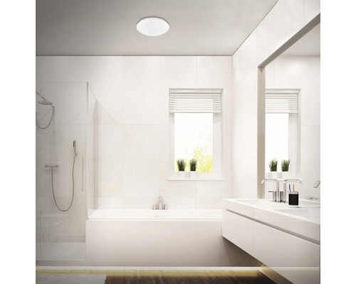 Helles Badezimmer mit Badewanne, Dusche, Waschbecken und Deckenleuchte