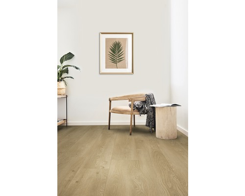 Innenraum mit hellem Holzboden, Stuhl und Dekoration